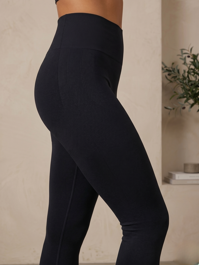 Siyah_tayt_yan_bacak_boy_poz_fit_kalip